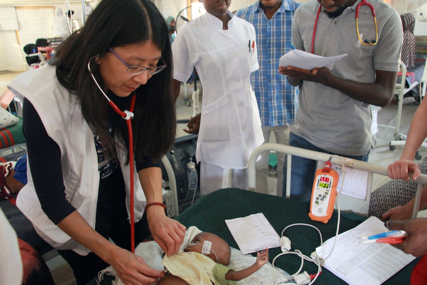 Dr Joanne Liu onderzoekt een baby in het voedingscentrum van AZG in Maiduguri, Nigeria 2017