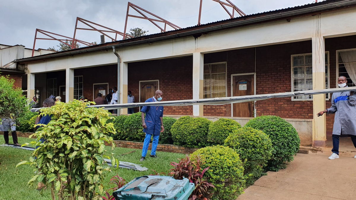 De voorbije week werden zonnepanelen voor stabiele en duurzame energie in het Panzi-ziekenhuis in Bukavu geplaatst