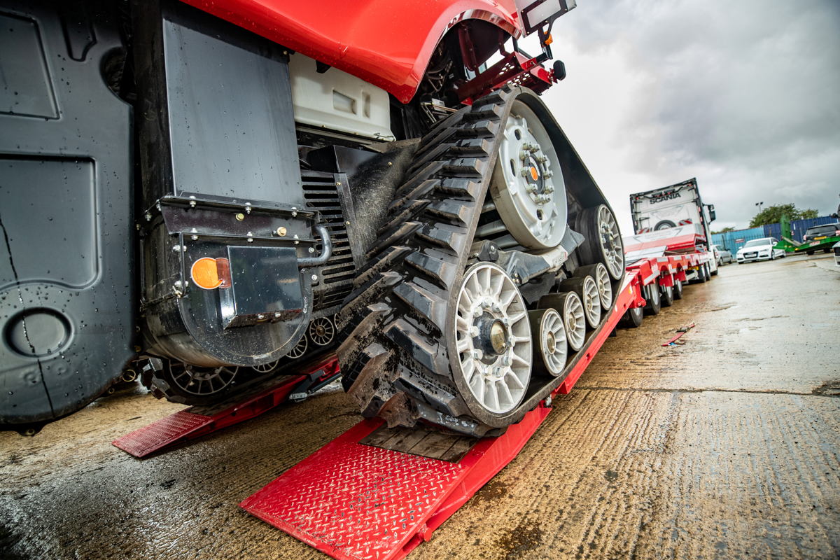 Voor het veilig en efficiënt laden en lossen van machines is de semidieplader uitgerust met automatische hydraulisch uitvouwbare opritten van vier meter lengte. Deze zijn geschikt voor een maximale wieldruk van 15 ton per oprit. 