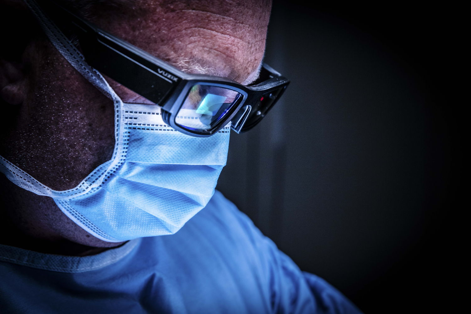 De augmented-reality-bril van NextAR toont de chirurg tijdens de ingreep extra informatie in real time en 3D over de knie en weke delen. (Credit:  Ziekenhuis Netwerk Antwerpen / Dirk Kestens)