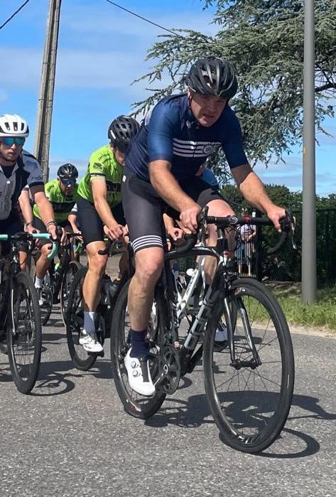 Wielrenners in actie tijdens Polderkoers met een hart