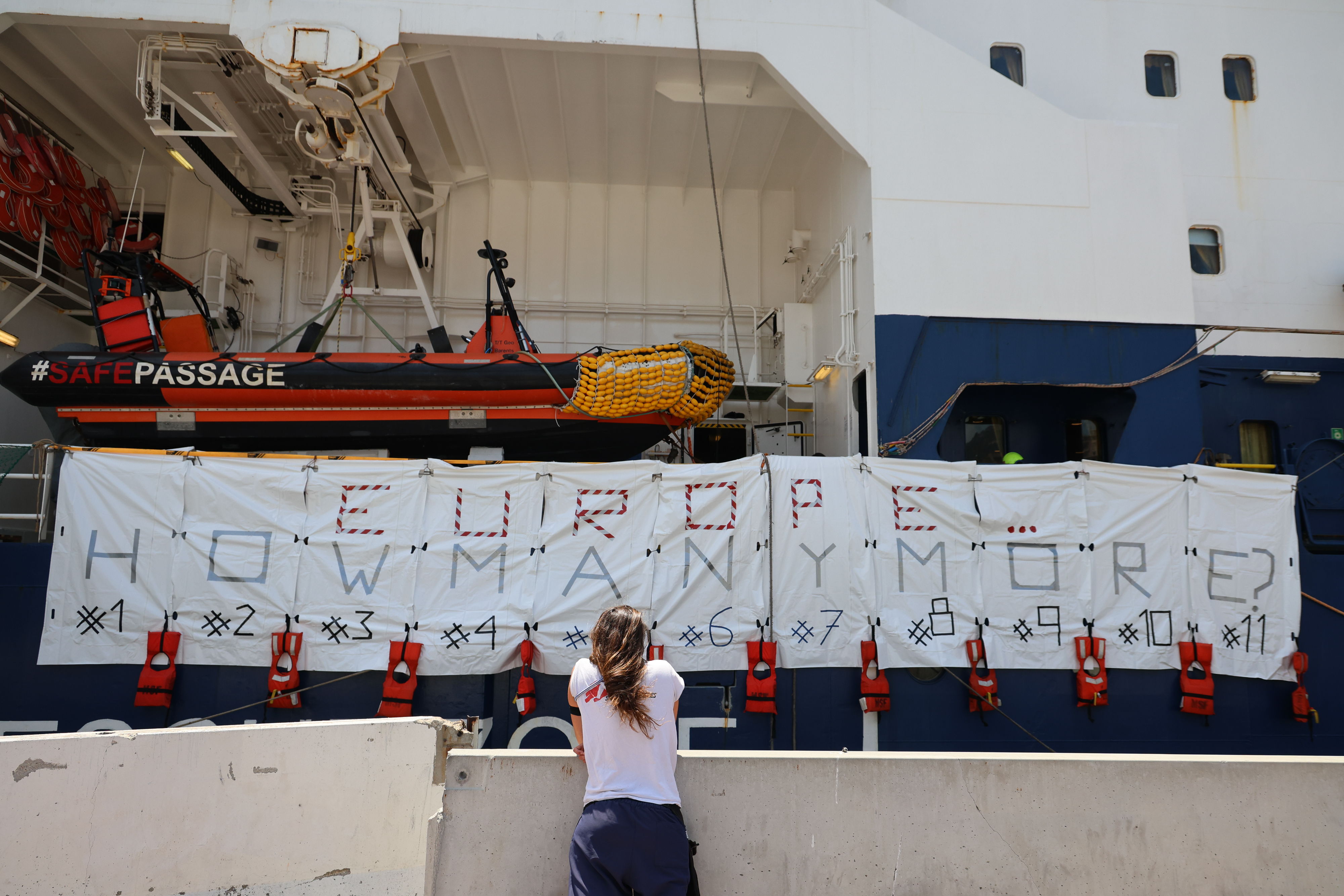 Tras desembarcar a 165 supervivientes en Génova el 11 de junio, la tripulación del Geo Barents rinde tributo a las once personas recuperadas sin vida por el equipo. © Frederic Seguin/MSF