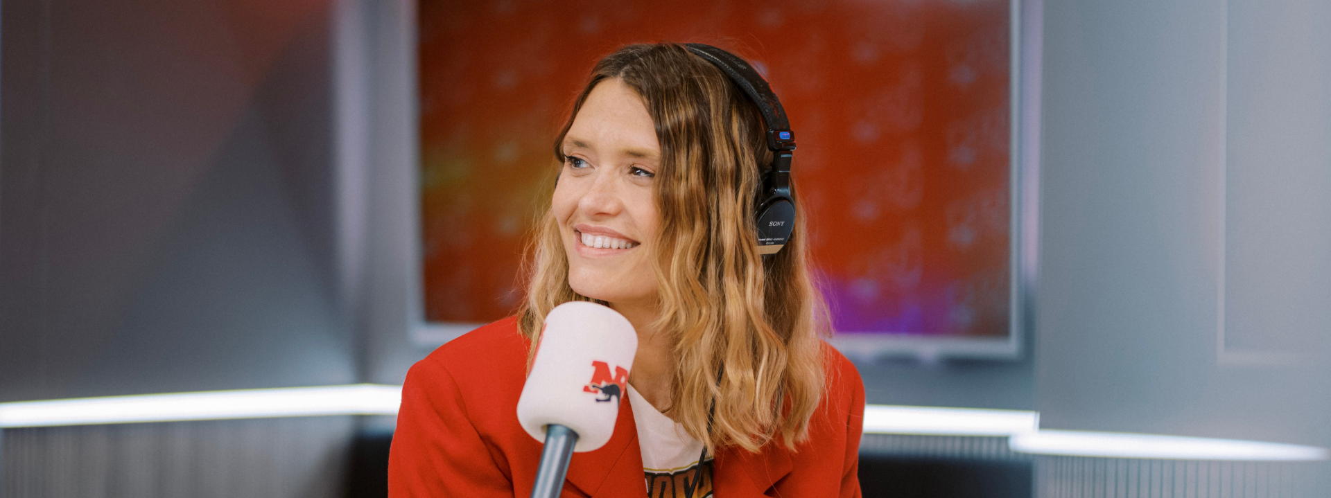 Émue, Bénédicte Deprez annonce sa grossesse en direct sur NRJ (VIDÉO) 