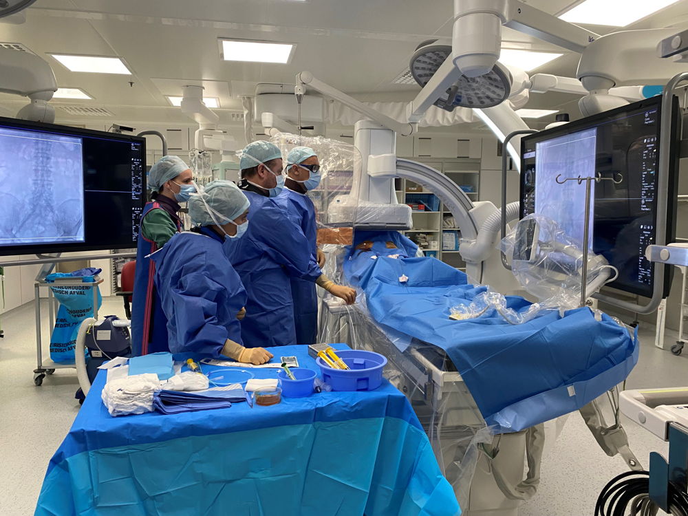 De nieuwe hybride operatiezaal in ZNA Middelheim. Dankzij beeldvorming kan de arts tijdens de ingreep in de patiënt kijken. (Foto: ZNA)