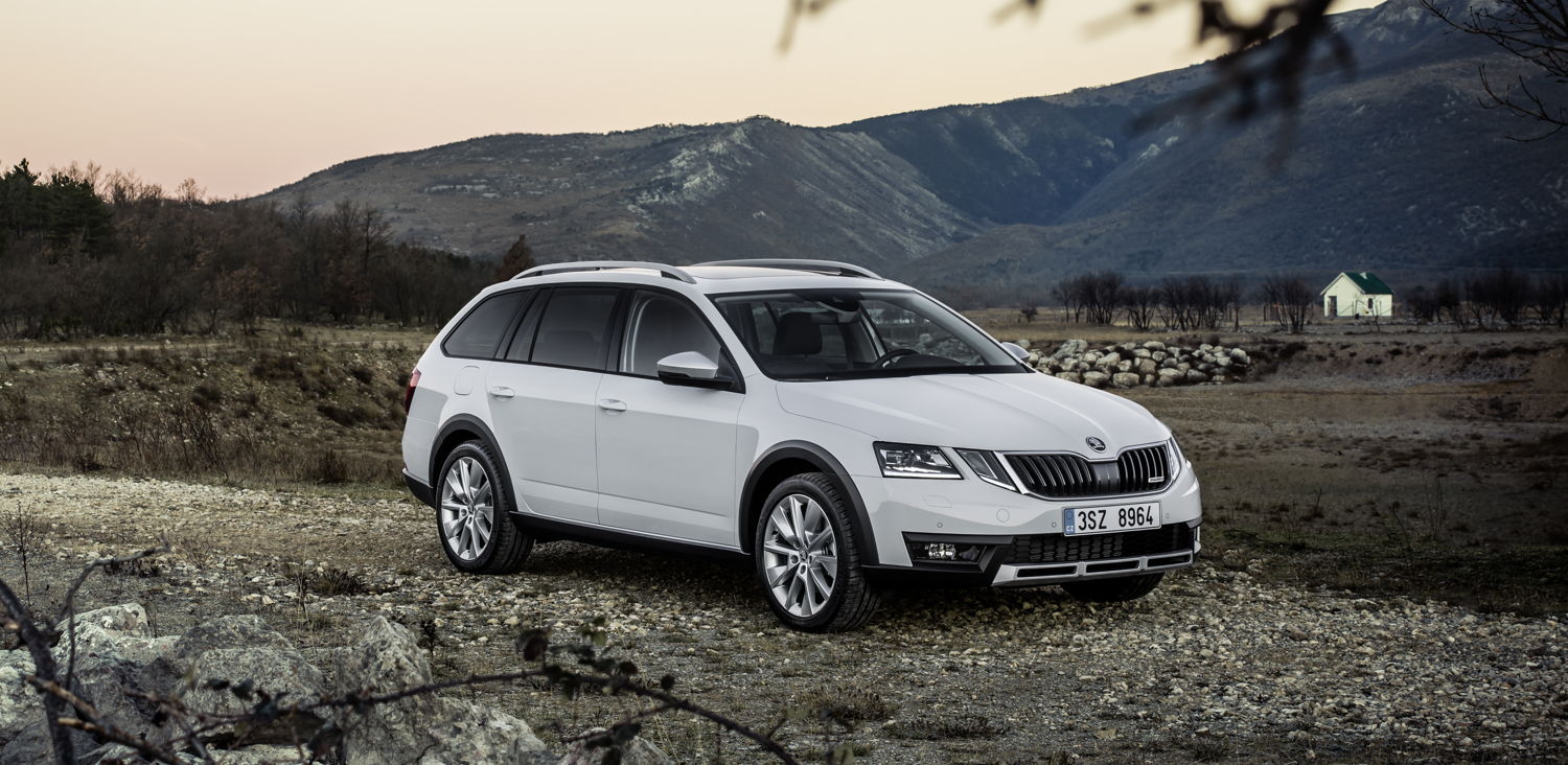 With a ground clearance that has been increased by 30 mm in comparison to the ŠKODA OCTAVIA COMBI, the compact five-door also masters rough terrain.