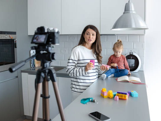 Momfluencers al mando: el poder de las mamás influencers en el mundo digital 