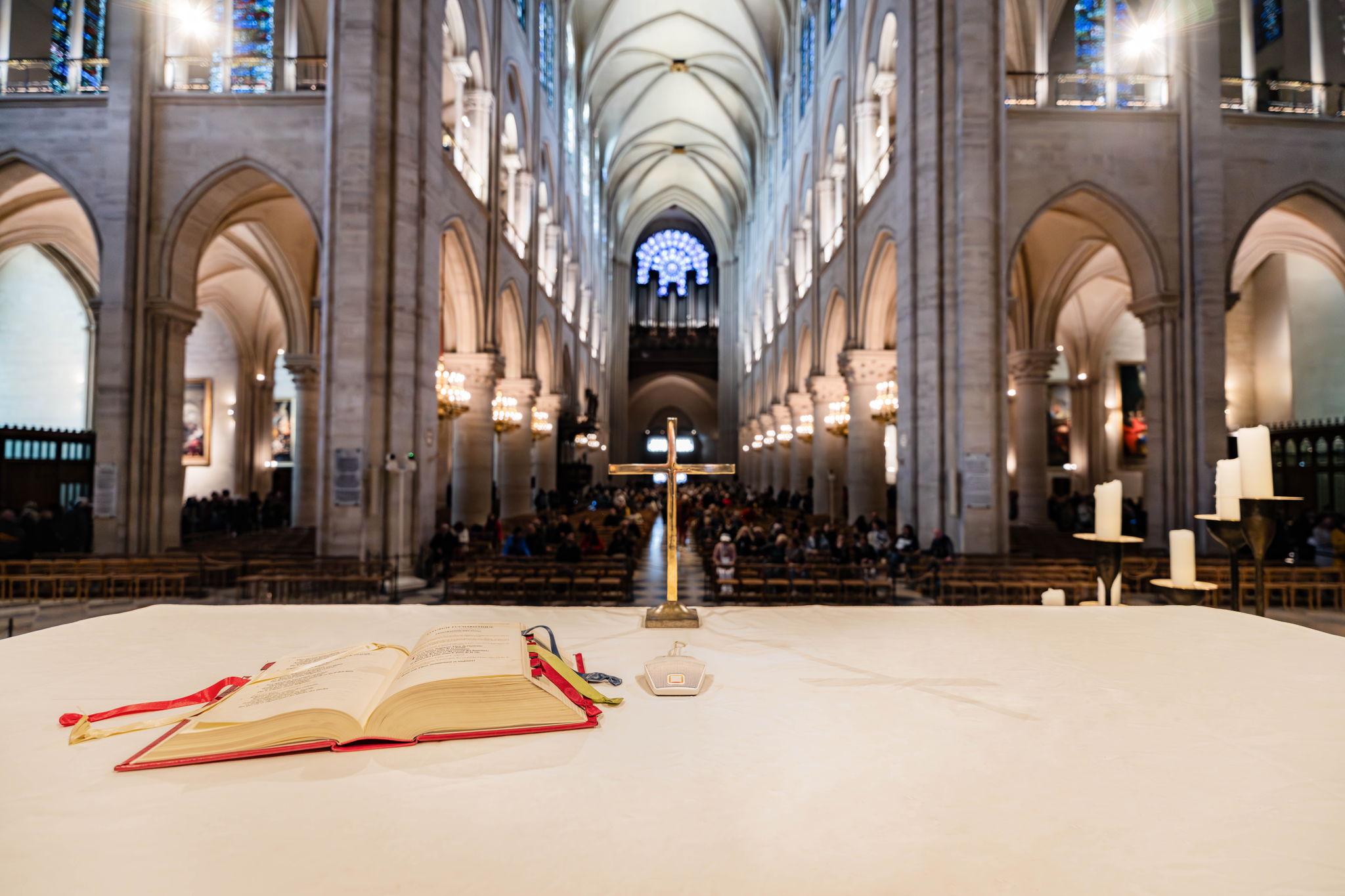 Highly valued at Notre-Dame for the video recordings of masses: the MEB 114 boundary microphone on the altar is both unobtrusive and aesthetic, with a very consistent pick-up pattern across its spectrum
(Photo credit: Olivier Allard)