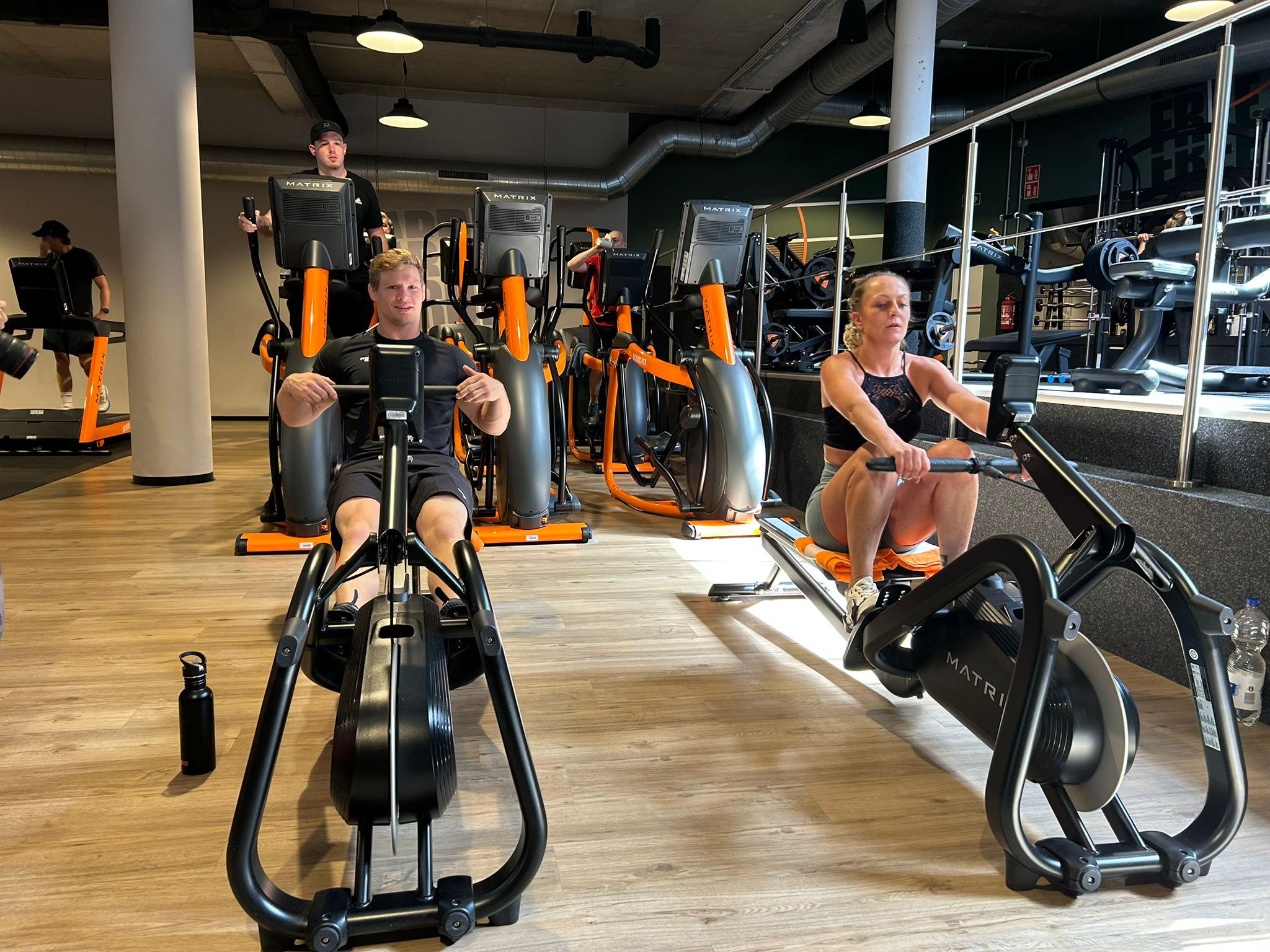 Matthias Casse aan het werk in Basic-Fit samen met aanwezige sporters Matthias Casse aan het werk in Basic-Fit samen met aanwezige sporters