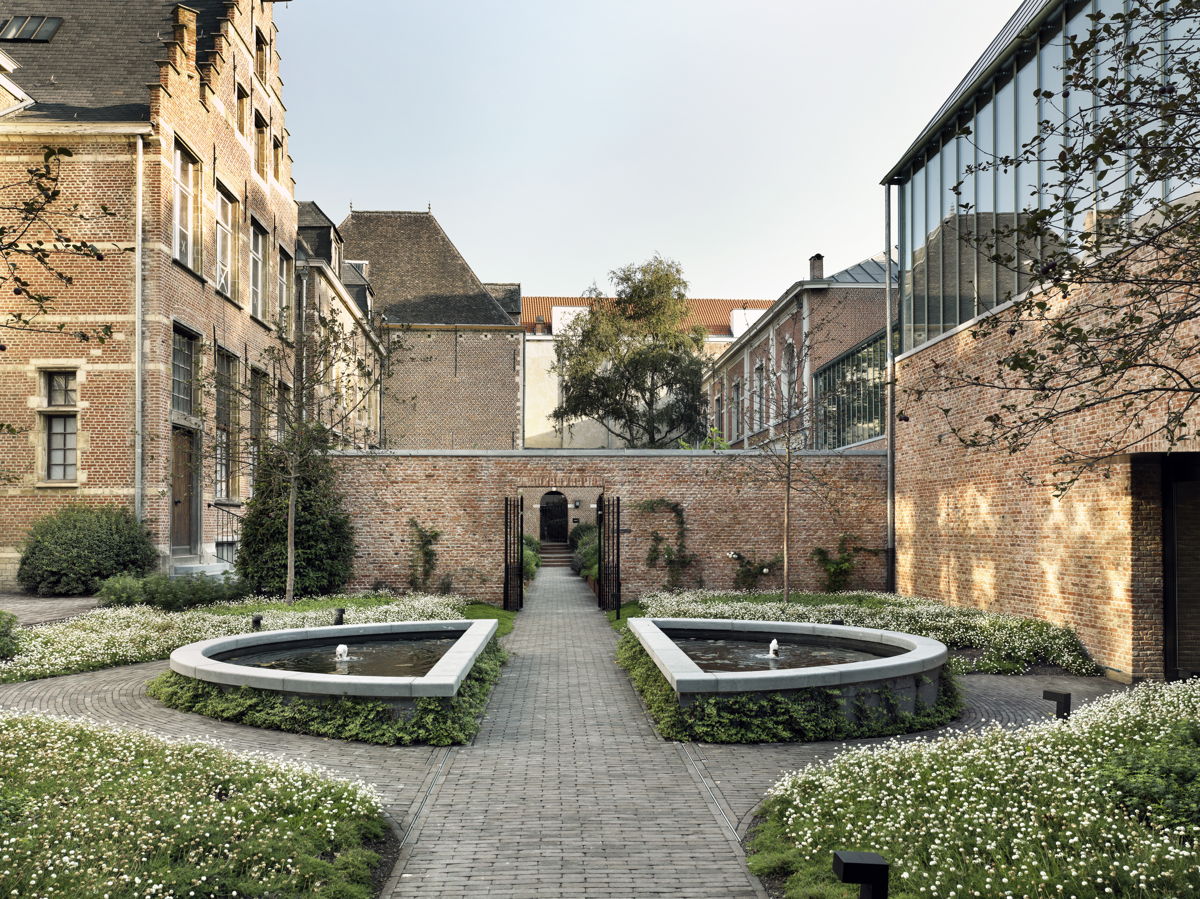 Oude kerken, kloosters, kastelen veranderen in hotels. Zoals Botanic Sanctuary in Antwerpen.