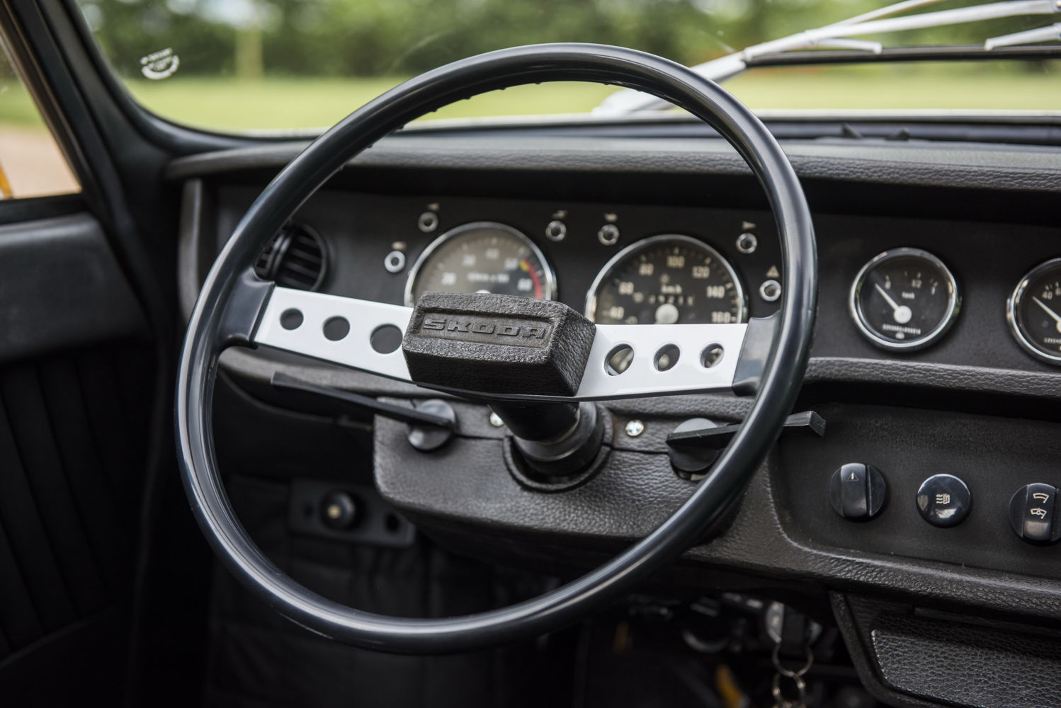 In the interior, the two-spoke steering wheel with a soft
impact element and the five round instruments also
highlight the sporty character of the ŠKODA 110 R. The
cylinder and crankcase were made of aluminium, the
OHV engine with a double carburettor was installed
longitudinally behind the rear axle.