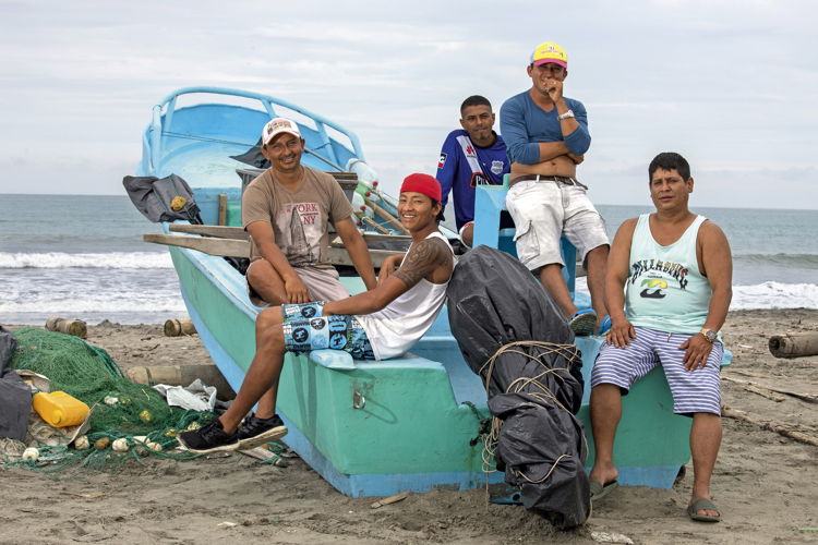 Pescadores ecuatorianos en la playa