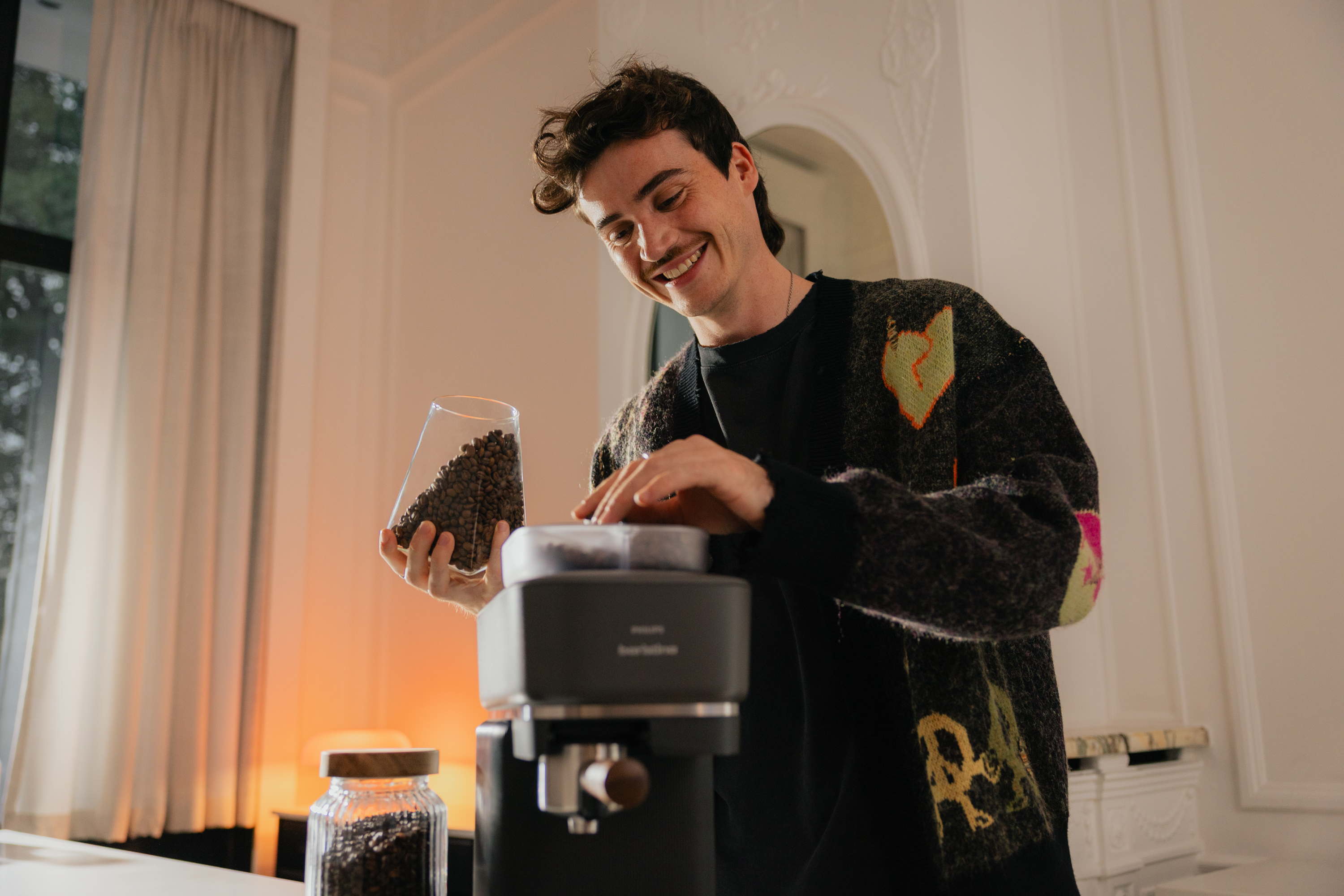 Holly Brood et Henri PFR restent le visage de Philips Baristina.