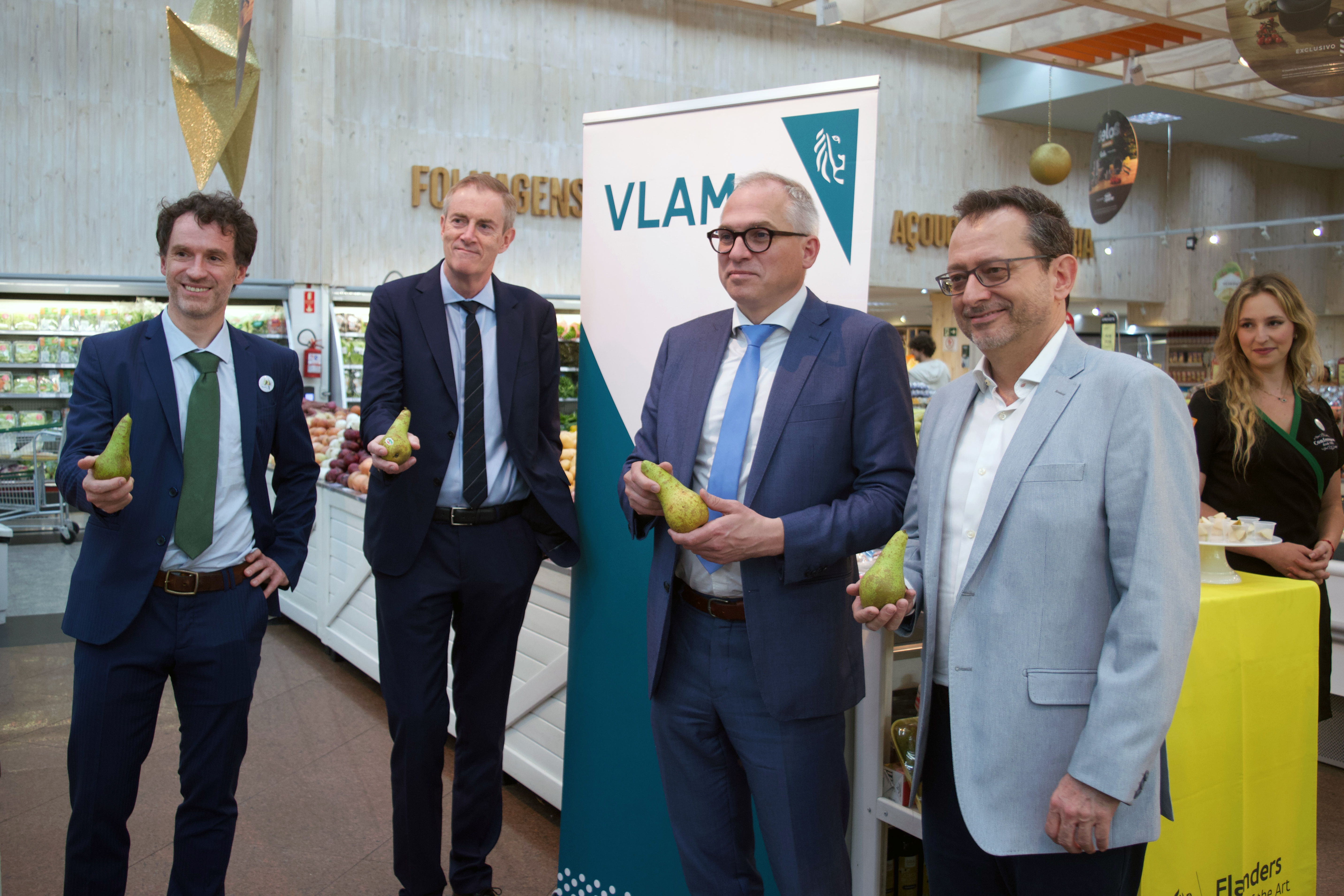 Gert Van Causenbroeck, Marc Evrard, Matthias Diependaele and Francisco Homsi at a pear tasting in Brazil © BELGA PHOTO FREDERIK UREEL