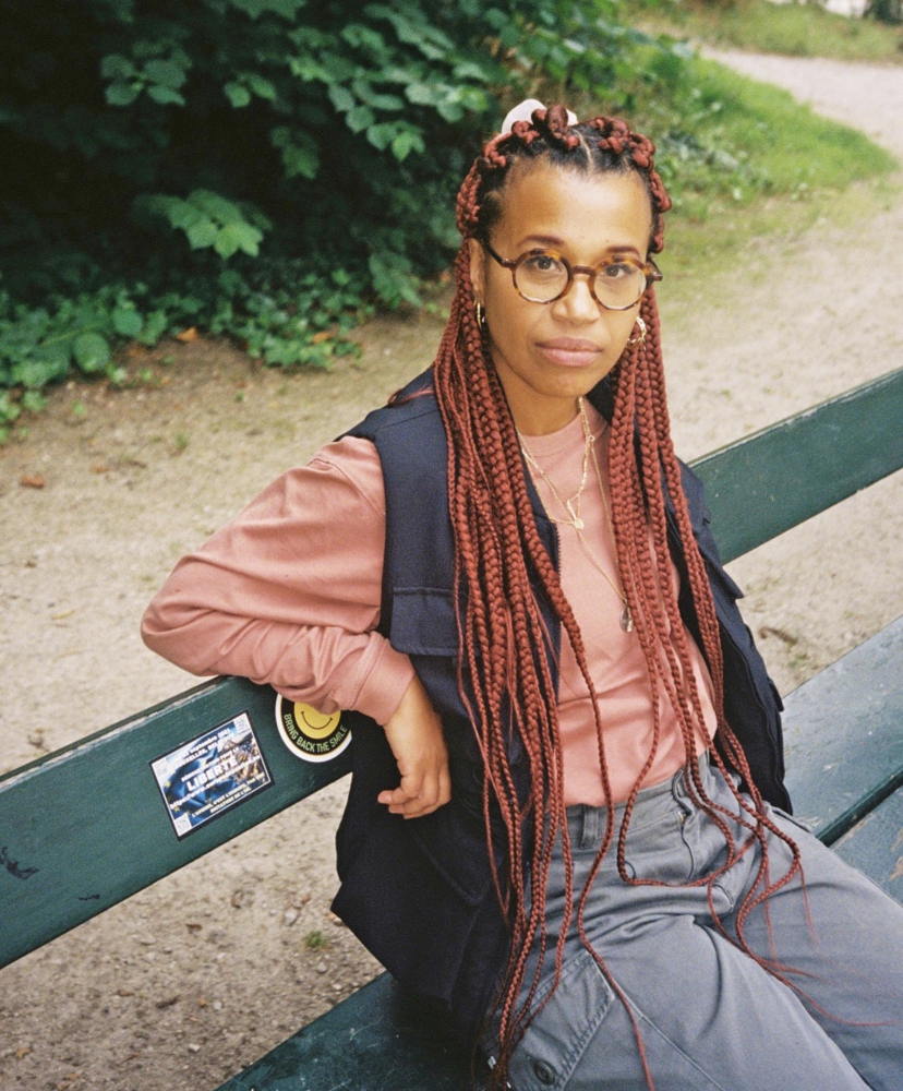 Sylvia Iweanya a.k.a ILL SYLL est une artiste et DJ bruxelloise qui organise le programme pour enfants.