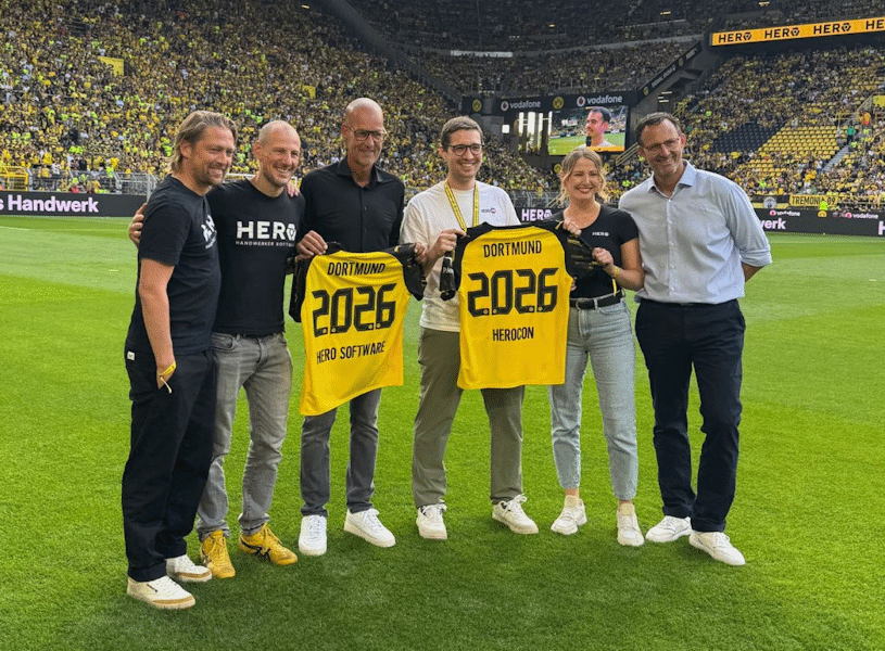 Philipp Lyding und Dr. Michael Kessler (1. und 2. v. l.), Gründer und Geschäftsführer von HERO, im BVB Stadion