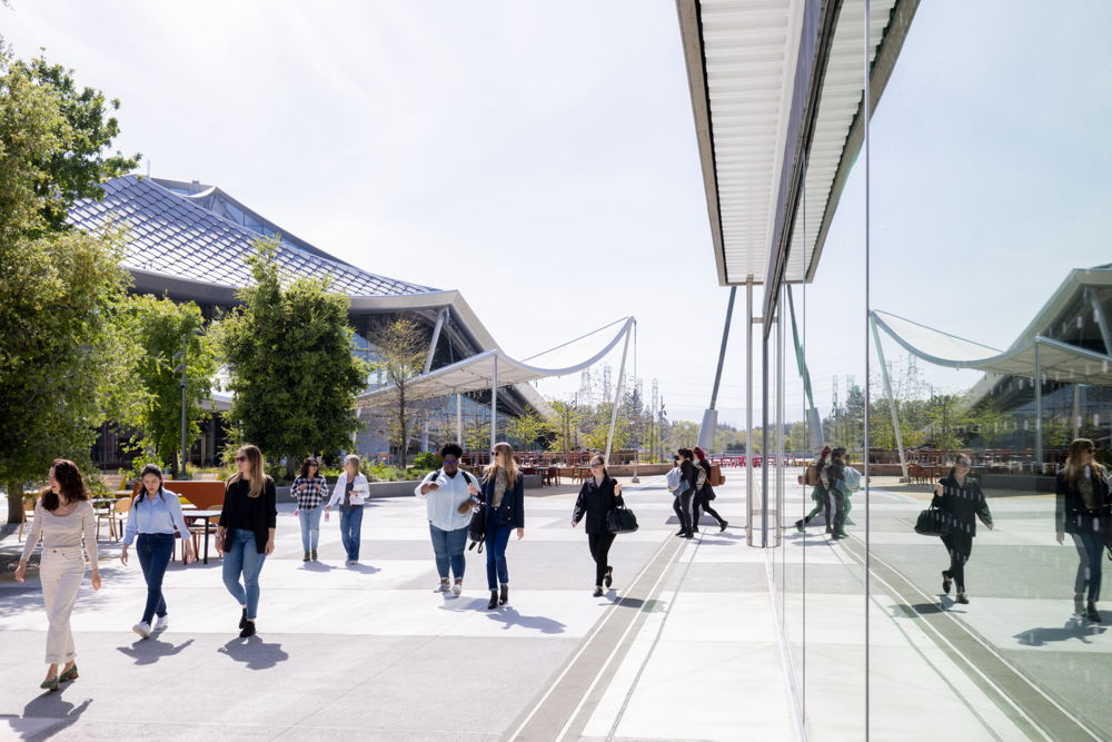 The outdoor courtyard between Bay View’s two primary buildings shows Google’s focus on connecting employees with nature.(Photo: Iwan Baan)