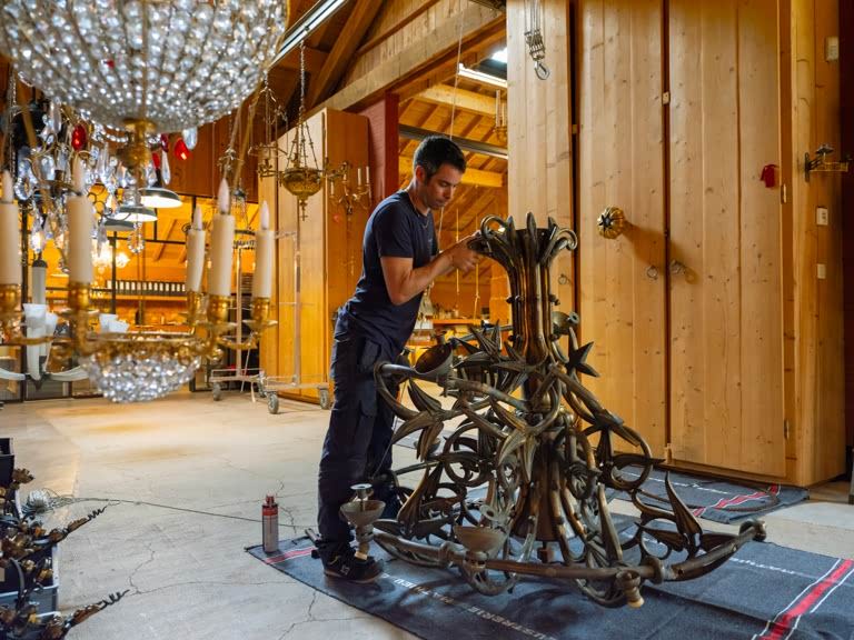 Conservation and restoration of 13 waxed bronze chandeliers, each over 2m tall, from the Cathedrale Notre-Dame de Paris. AKG10855991 © akg-images / Manuel Cohen
