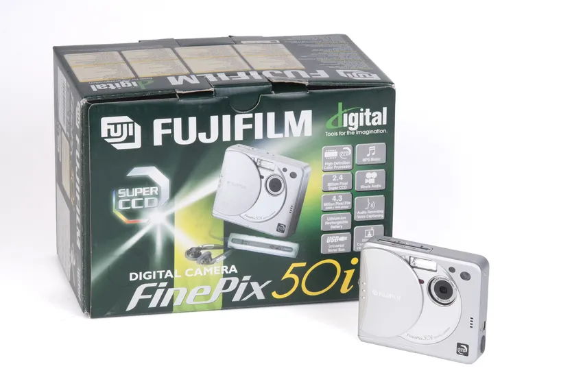 Fuji FInePix 50i. FUJI Photo Film Co. Ltd., Tokyo (JP), 2001 Digitale compactcamera met SuperCCD-sensor (2,4 megapixels), voor opnamen met maximale resolutie van 2400 x 1800 pixels. Collectie FOMU F/2012/75