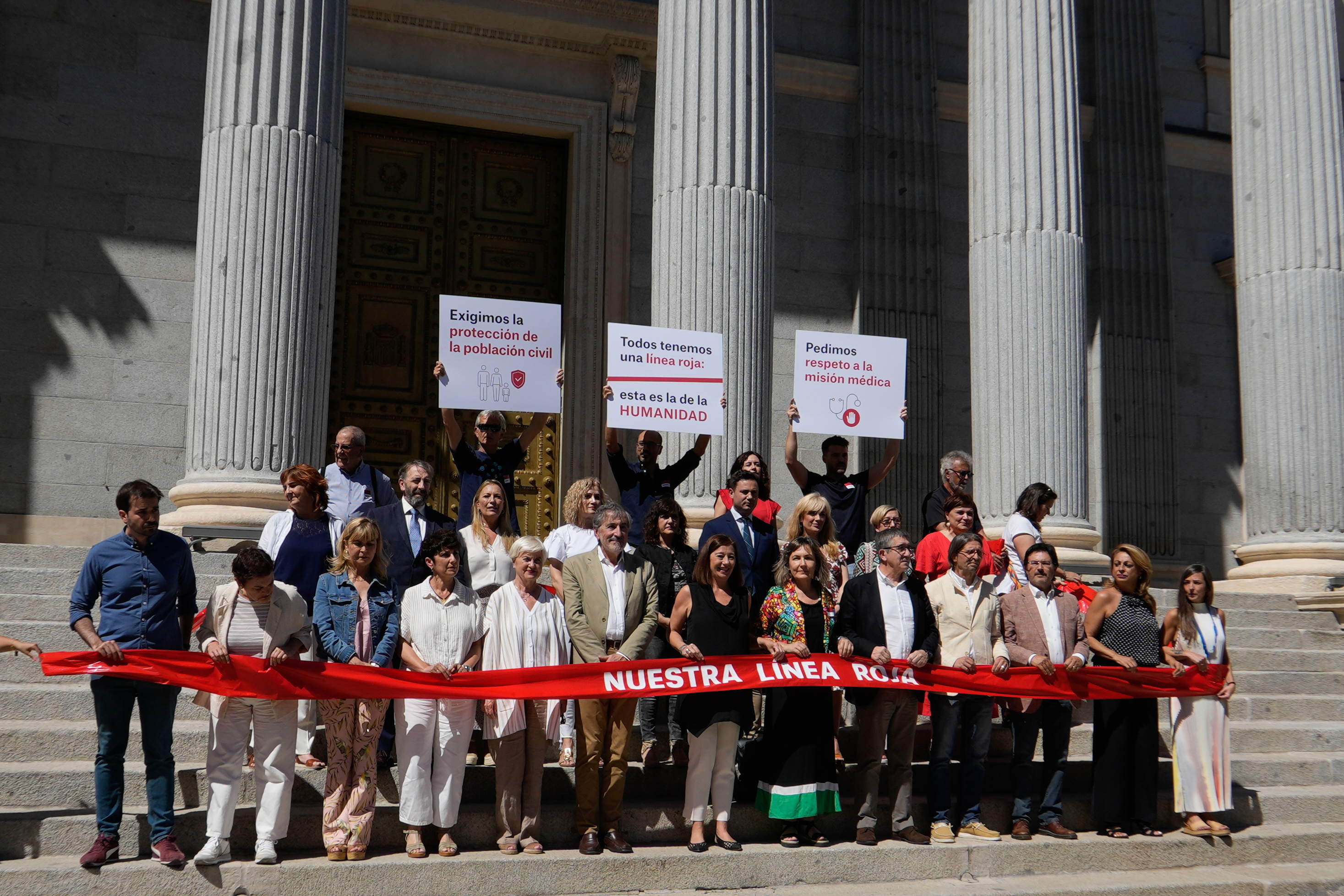 #NuestraLíneaRoja es la campaña de MSF para exigir el fin de los ataques a la población, a los trabajadores sanitarios y a las instalaciones médicas. La organización ha celebrado hoy un minuto de silencio por la protección de la misión médica en la escalinata de la Puerta de los Leones del Congreso. En el acto participaron la presidenta del Congreso de los Diputados, Francina Armengol; la directora de MSF, Marta Cañas; el codirector del Instituto de Estudios Sobre Conflictos y Acción Humanitaria (IECAH), Francisco Rey, y los portavoces de los grupos parlamentarios, entre ellos, Patxi López, del PSOE.