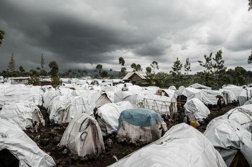 View of Rusayo displacement site, a dozen kilometers outside Goma, the provincial capital of North Kivu, where it is estimated that around 85.000 people found refuge. Copyright - Michel Lunanga/MSF 