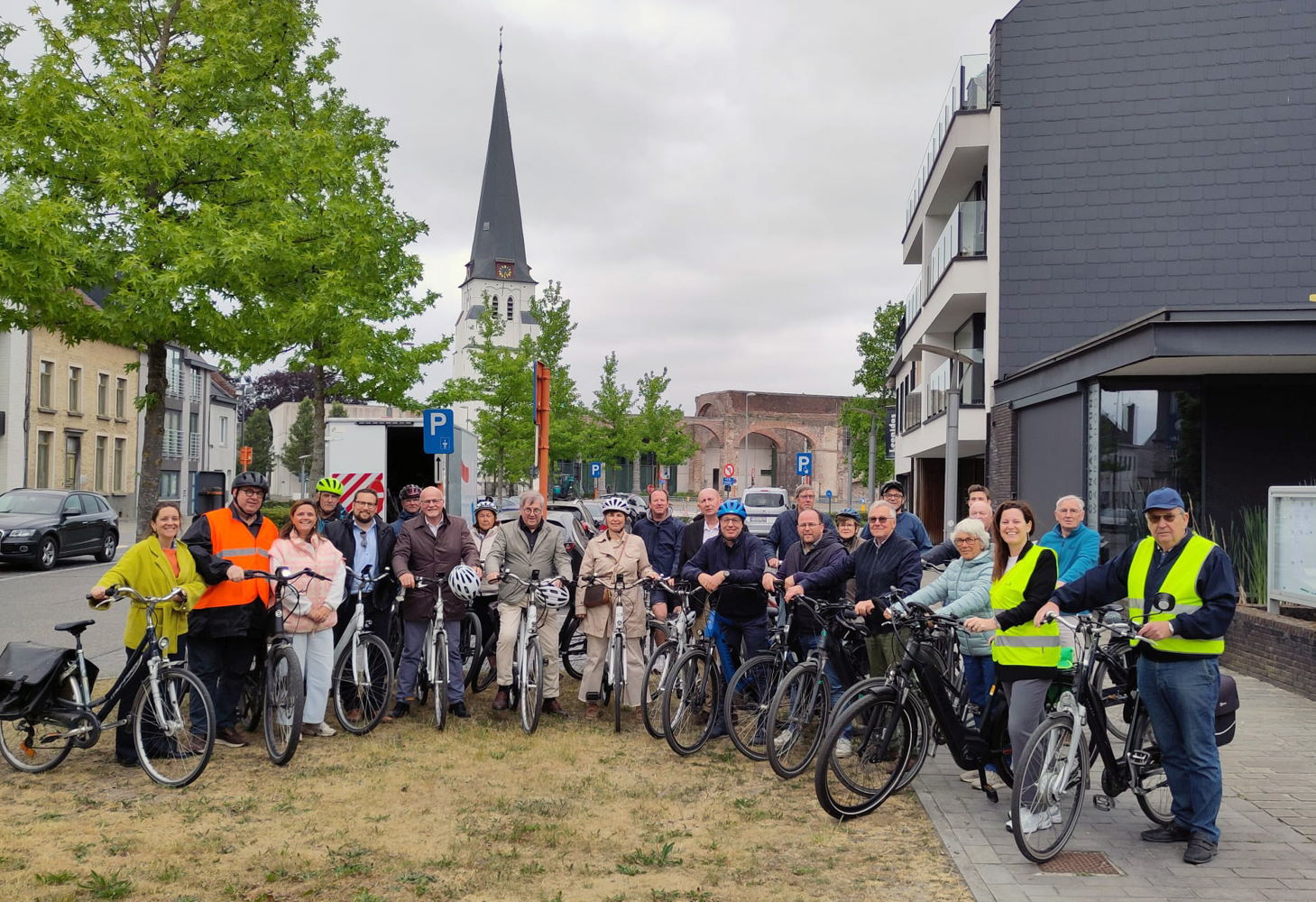 inrijmoment fietsroutekaart met o.a. burgemeester Kim Martens, gedeputeerde Kurt Moens en schepen voor Mobiliteit Chris De Wispelaere 