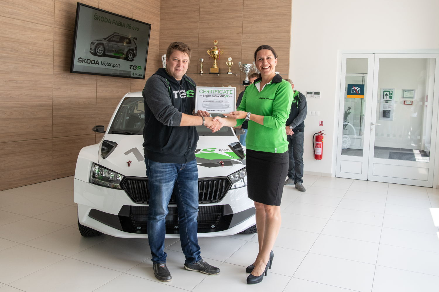 Šárka Králová (responsible for customer program at
ŠKODA Motorsport) handed the ŠKODA FABIA R5 evo
to Toni Gardemeister, owner of TGS Worldwide
