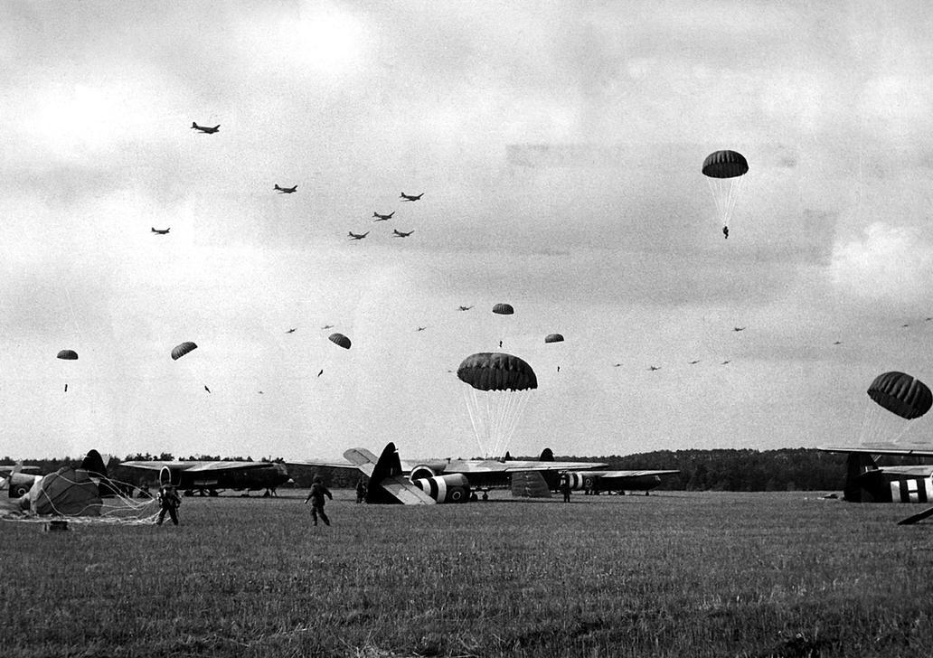 AKG1381552 Landing of the 1st British Air-Borne Division (General Urquhard), on 17.9.1944. ©akg-images / Interfoto