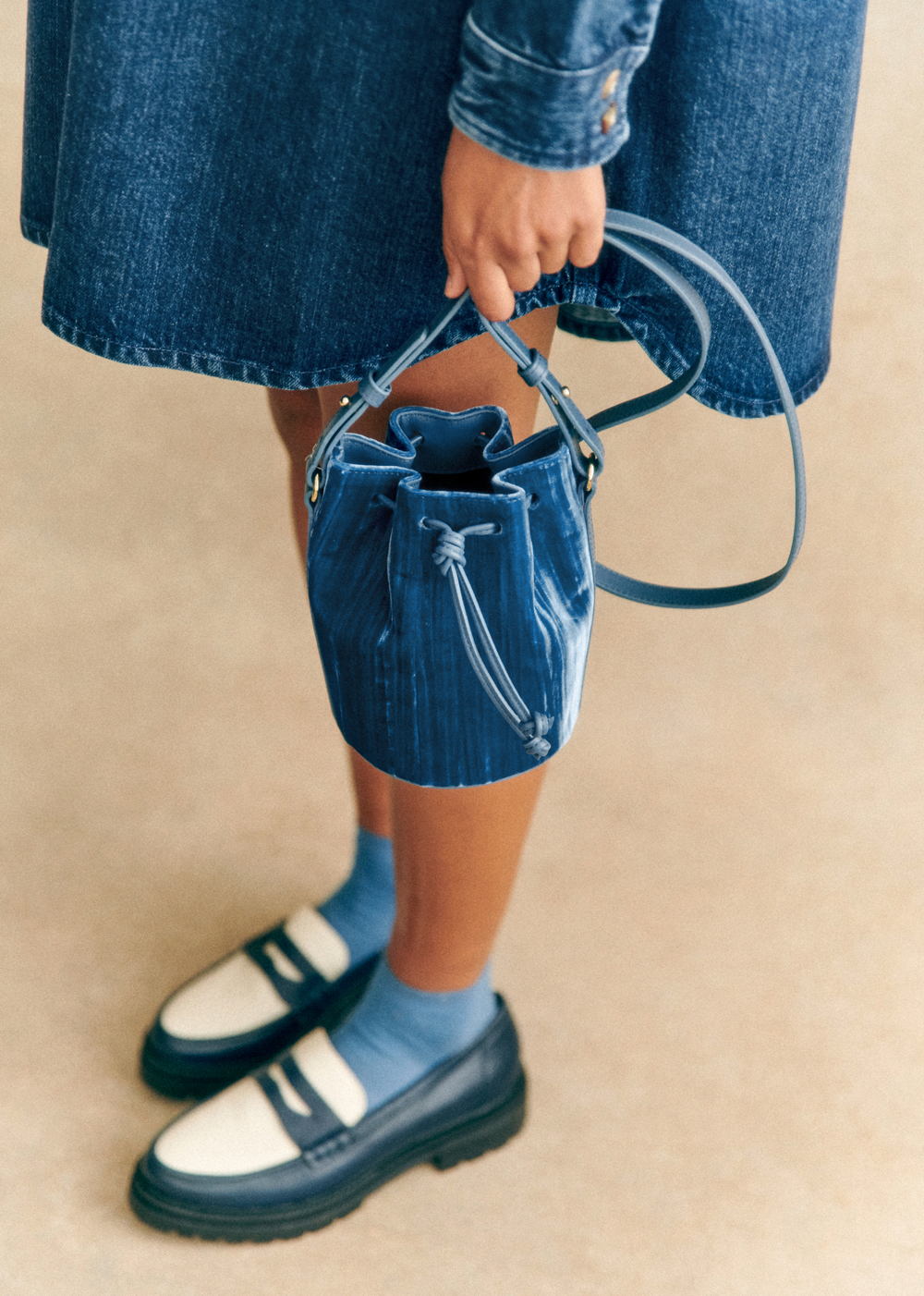 Sézane - Bourse Micro FARROW Bleu Denim Velours Plisse