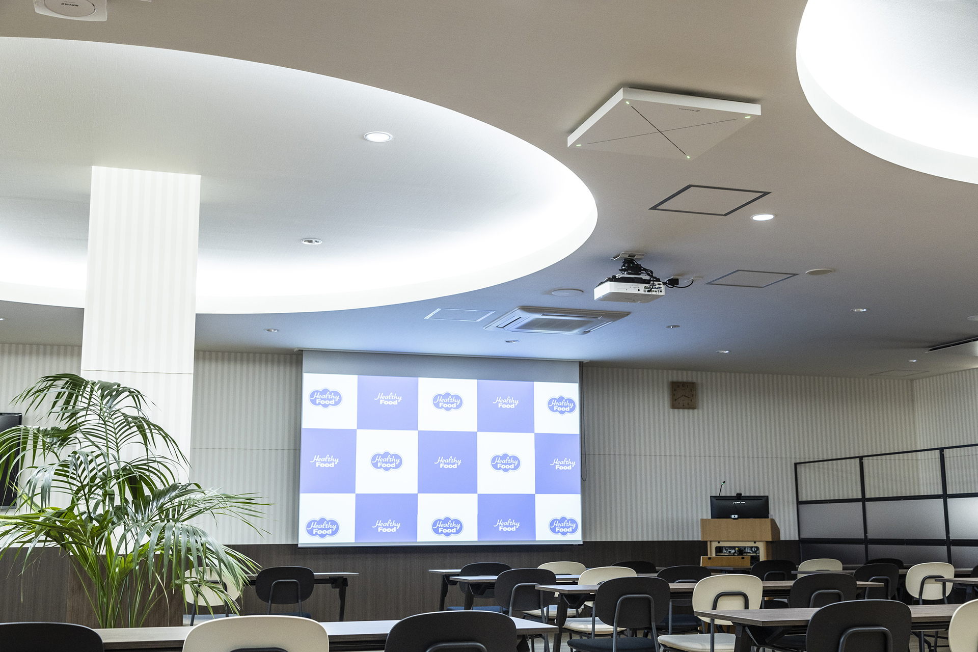 全体をカバーするように天井に2台のTCC 2が設置されている