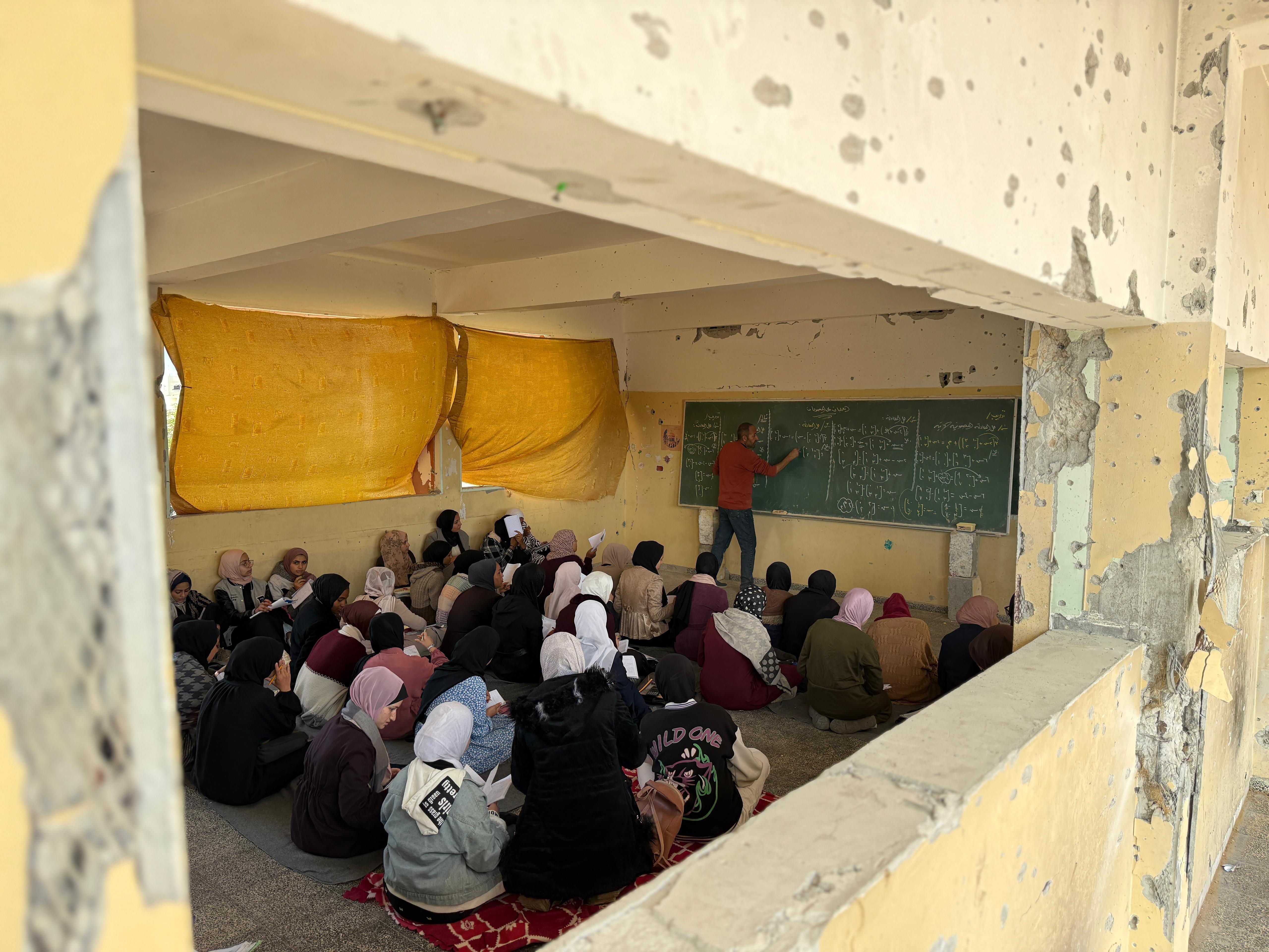 Meisjes krijgen les in de ruïnes van de Muscat-school in Gaza-Stad