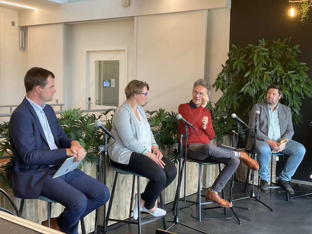 vlnr: Pieter Lenaerts, Natasha Blommaert, Jan Adriaenssens, Robin Wauters (moderator)