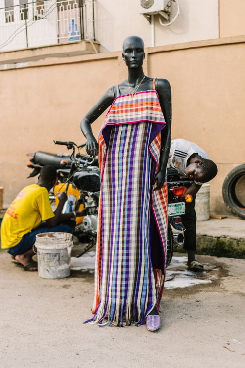 Kenneth Ize, lente-zomer 2019 lookbook gefotografeerd in Lagos, Nigeria, © Foto: Kene Nwatu