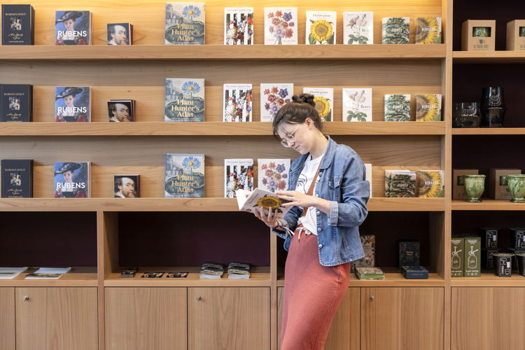 Shop Rubenshuis, zicht op boekenkast, foto Ans Brys