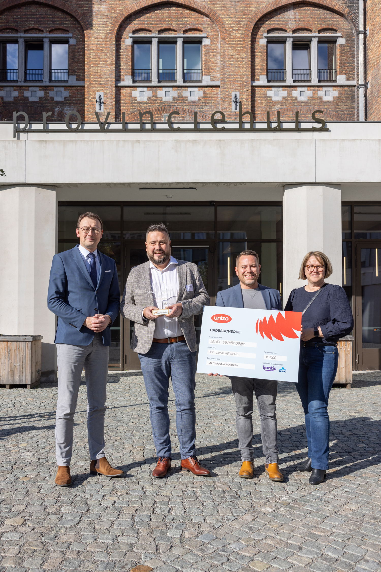 Vlnr. gedeputeerde Filip Van Laecke, Koen De Brouwer (centrummanager Geraardsbergen), Jimmy Colman Villamayor (schepen Middenstand Geraardsbergen), Katty Carion (voorzitter UNIZO Geraardsbergen)