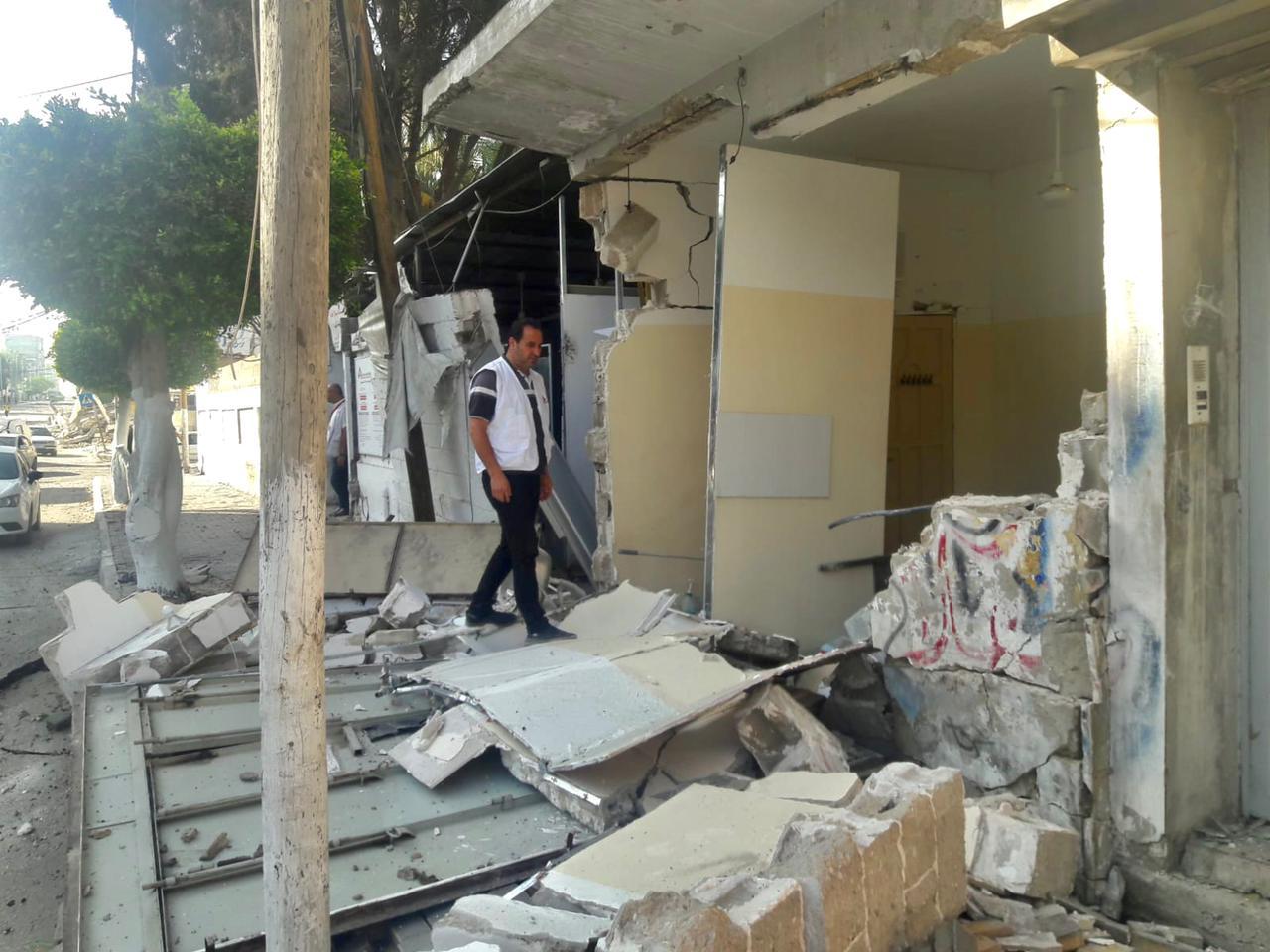 Photo prise le 16 mai, après que la clinique de MSF à Gaza a été touchée par un bombardement © MSF