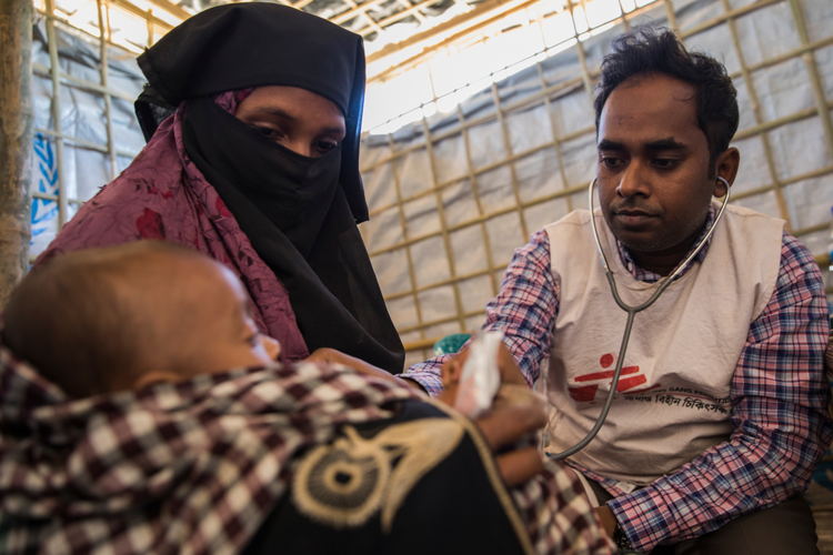 Un petit garçon est examiné par un médecin MSF dans le camp de réfugiés de Nayapara. Sa mère est arrivée au Bangladesh en octobre 2017. Son père est décédé sur le chemin. © Anna Surinyach