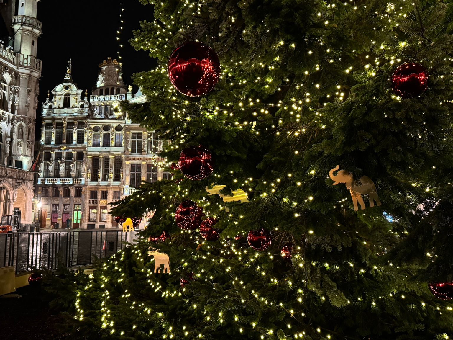 Une vente aux enchères de 180 ornements uniques en forme d’éléphant Côte d’Or qui décoreront le sapin de Noël de la Grand-Place