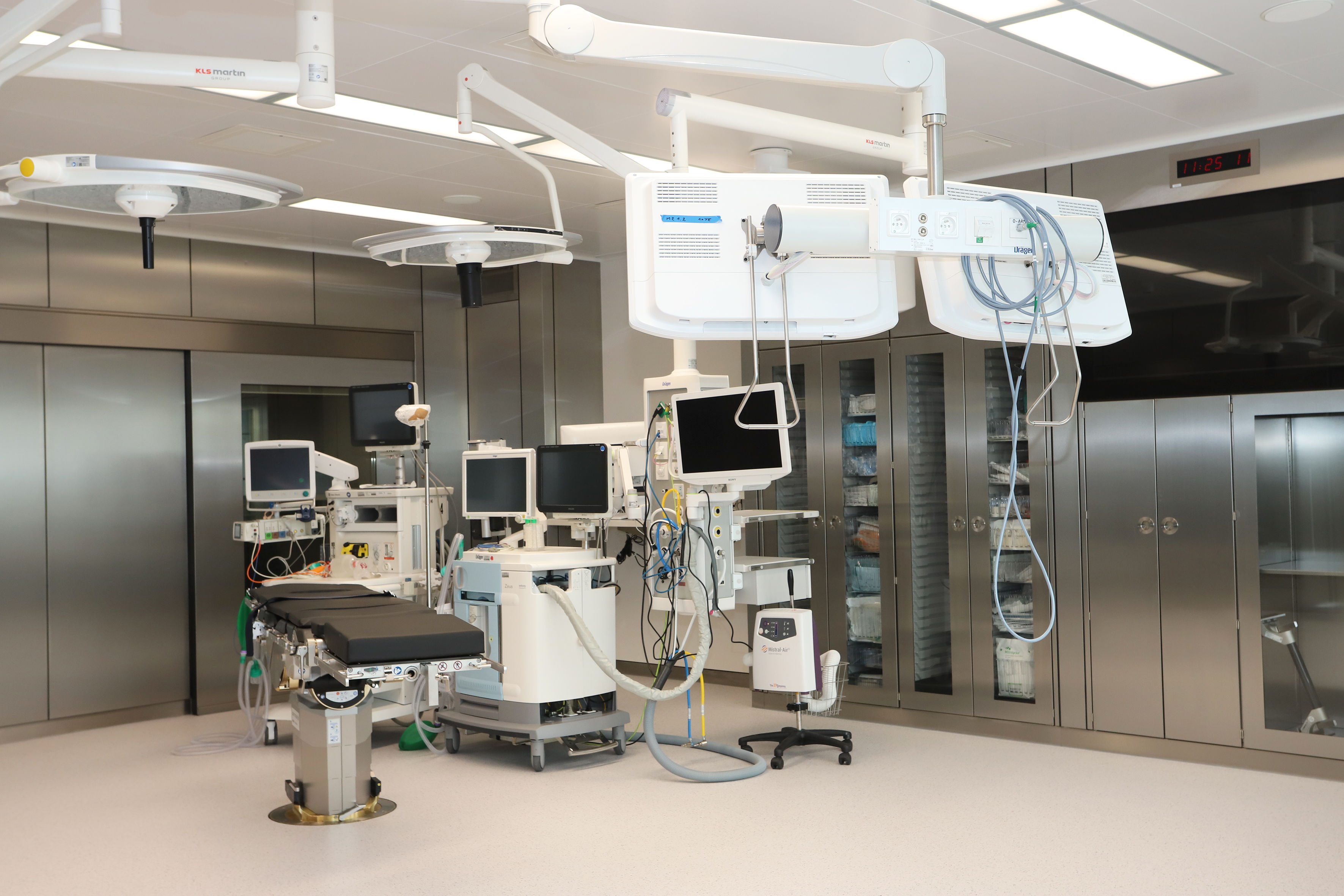 Het operatiekwartier op de vierde verdieping van campus Sint-Jan beschikt over 17 moderne operatiezalen, naast twee zalen in het Cardiocenter van de dienst Cardiologie. Nog dit jaar komt er 1.800m2 extra voor logistieke en organisatorische ondersteuning.