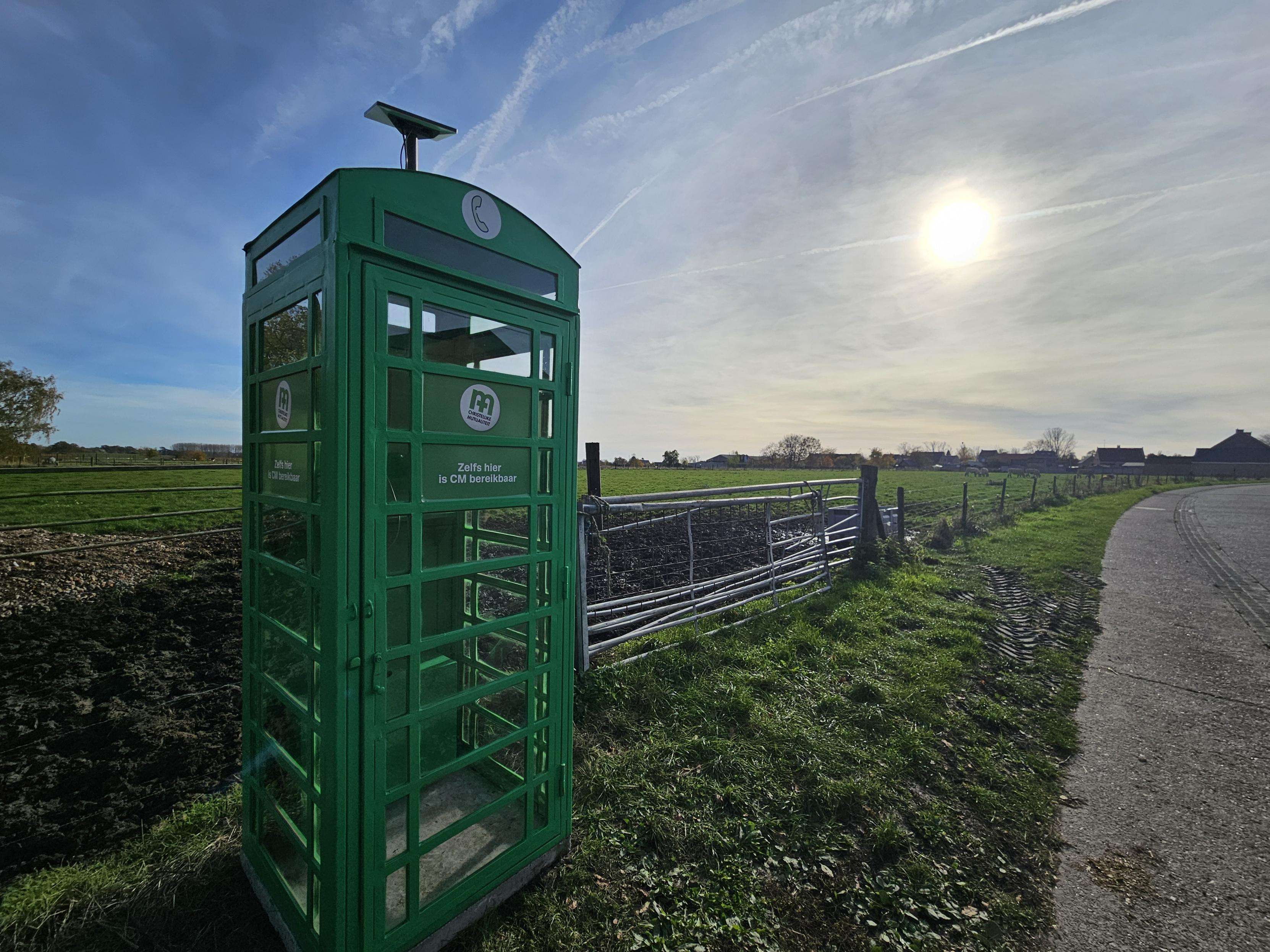 CM Gezondheidsfonds installeert telefooncel in Vlaamse Bermudadriehoek 