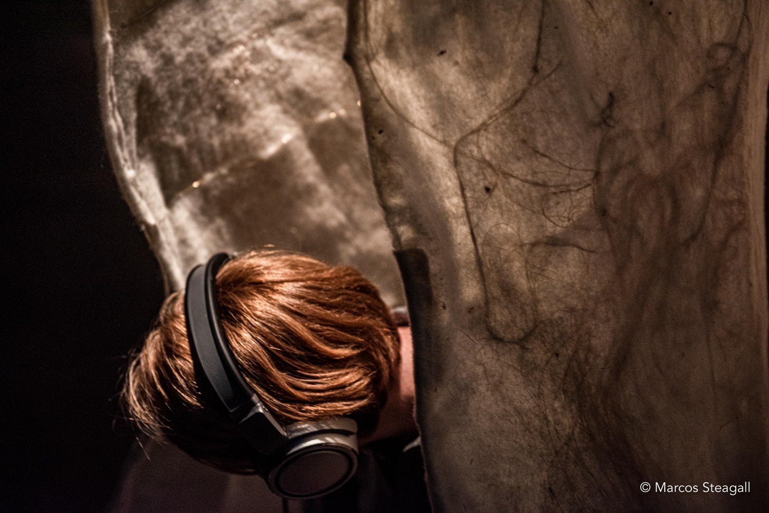 Each listener is invited into the home of Hineraukatauri to listen more deeply to the audio portraits utilising the Neumann NDH 20 headphones. Photo courtesy of Marcos Steagall. Each listener is invited into the home of Hineraukatauri to listen more deeply to the audio portraits utilising the Neumann NDH 20 headphones. Photo courtesy of Marcos Steagall.