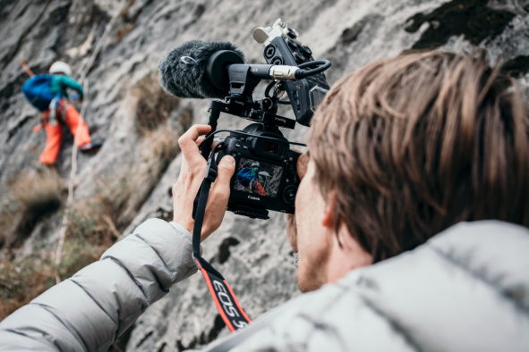 Neben Interviewsituationen wurde das Richtrohrmikrofon MKE 600 beim Filmen der Bergsteiger an der Felswand eingesetzt. ​