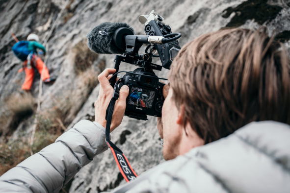 Besides interview situations, the MKE 600 shotgun microphone was used when filming the climbers on the cliff face Besides interview situations, the MKE 600 shotgun microphone was used when filming the climbers on the cliff face