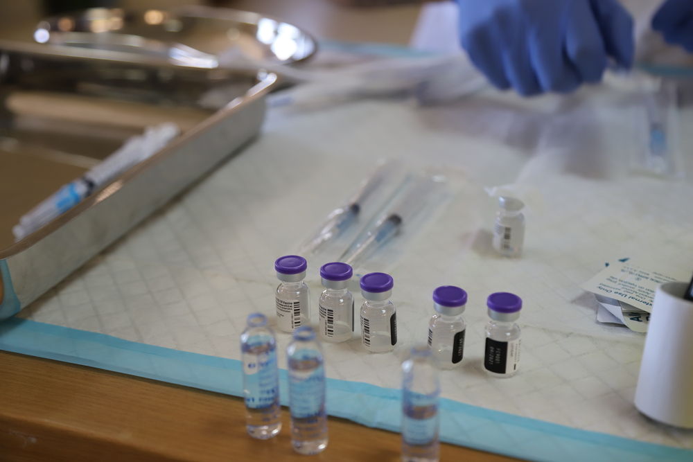 Dosis de vacunas COVID de Pfizer/BioNTech antes de ser administradas en una residencia de mayores en Shayle, Líbano. © Tracy Makhlouf/MSF