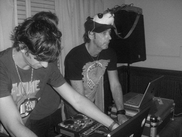 En la foto: DJ Capri y Cerati en una sesion de trabajo.