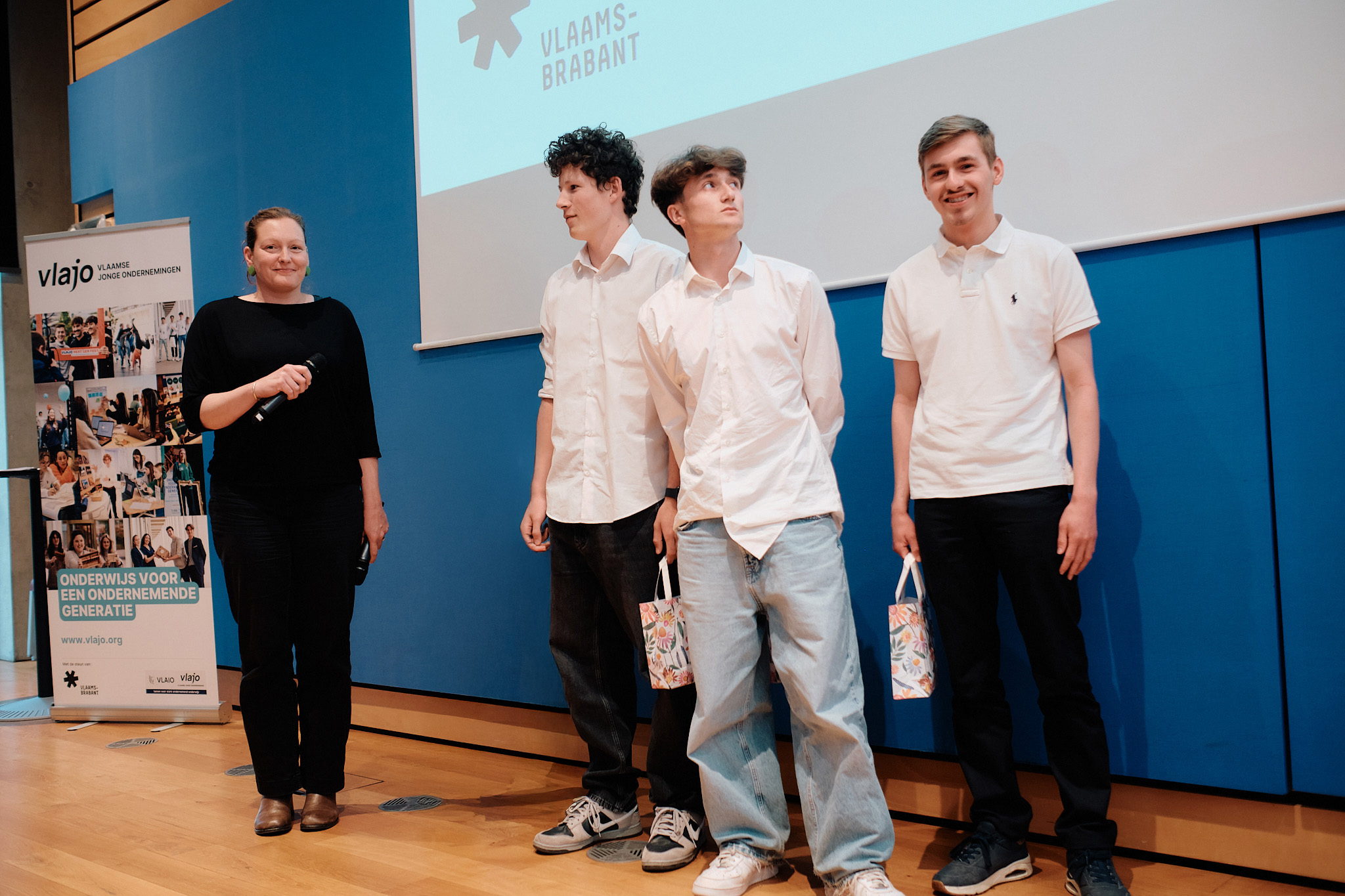 Mini-onderneming KLAMM uit Tildonk won de provinciale circulaire award voor het maken van hondenspeeltjes van recylagemateriaal. Mini-onderneming KLAMM uit Tildonk won de provinciale circulaire award voor het maken van hondenspeeltjes van recylagemateriaal.