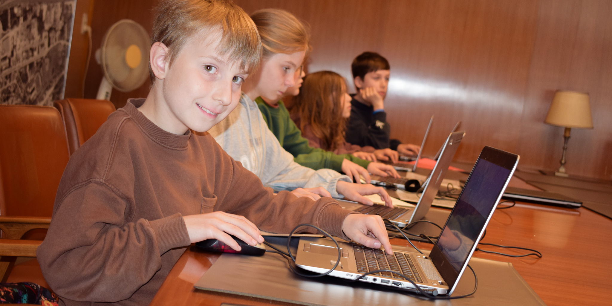 Enthousiaste jongeren bouwen het districtshuis na in Minecraft. Enthousiaste jongeren bouwen het districtshuis na in Minecraft.