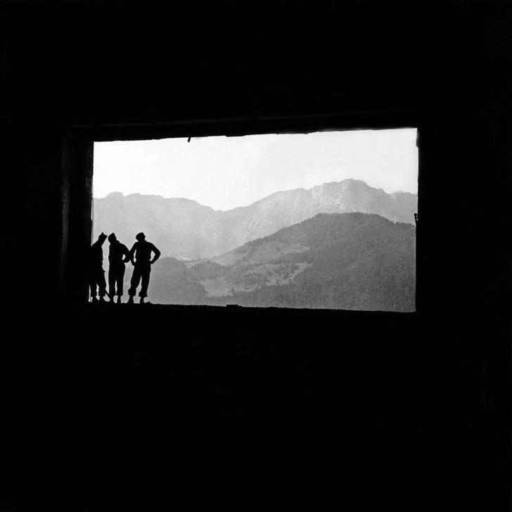 Looking out from Hitler's "Berghof" in Berchtesgaden, 1945 AKG3118737 © akg-images / Tony Vaccaro Looking out from Hitler's "Berghof" in Berchtesgaden, 1945 AKG3118737 © akg-images / Tony Vaccaro