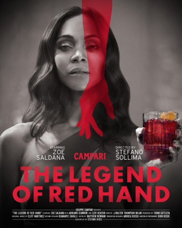 Zoe Saldana schittert in ‘The Legend of Red Hand’, de Campari-kortfilm geregisseerd door Stefano Sollima