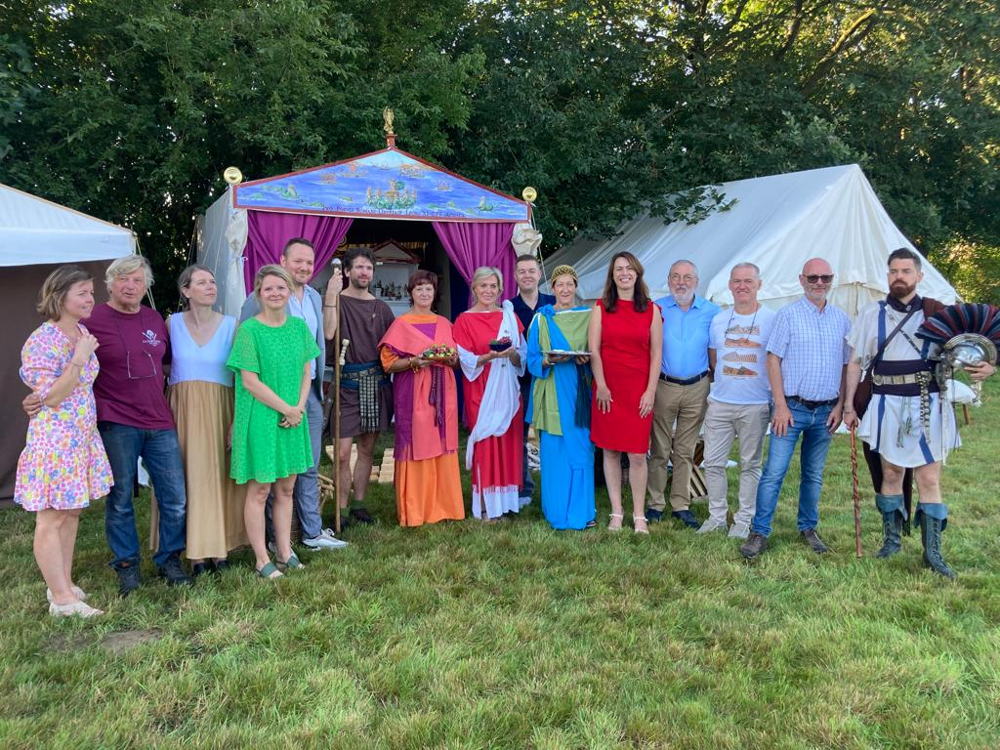 gedeputeerde An Vervliet en het team van Archeocentrum Velzeke, het schepencollege van Stad Zottegem, Middenstand Velzeke, Toneel Gezelschap Velzeke en de re-enactors van Legio XI