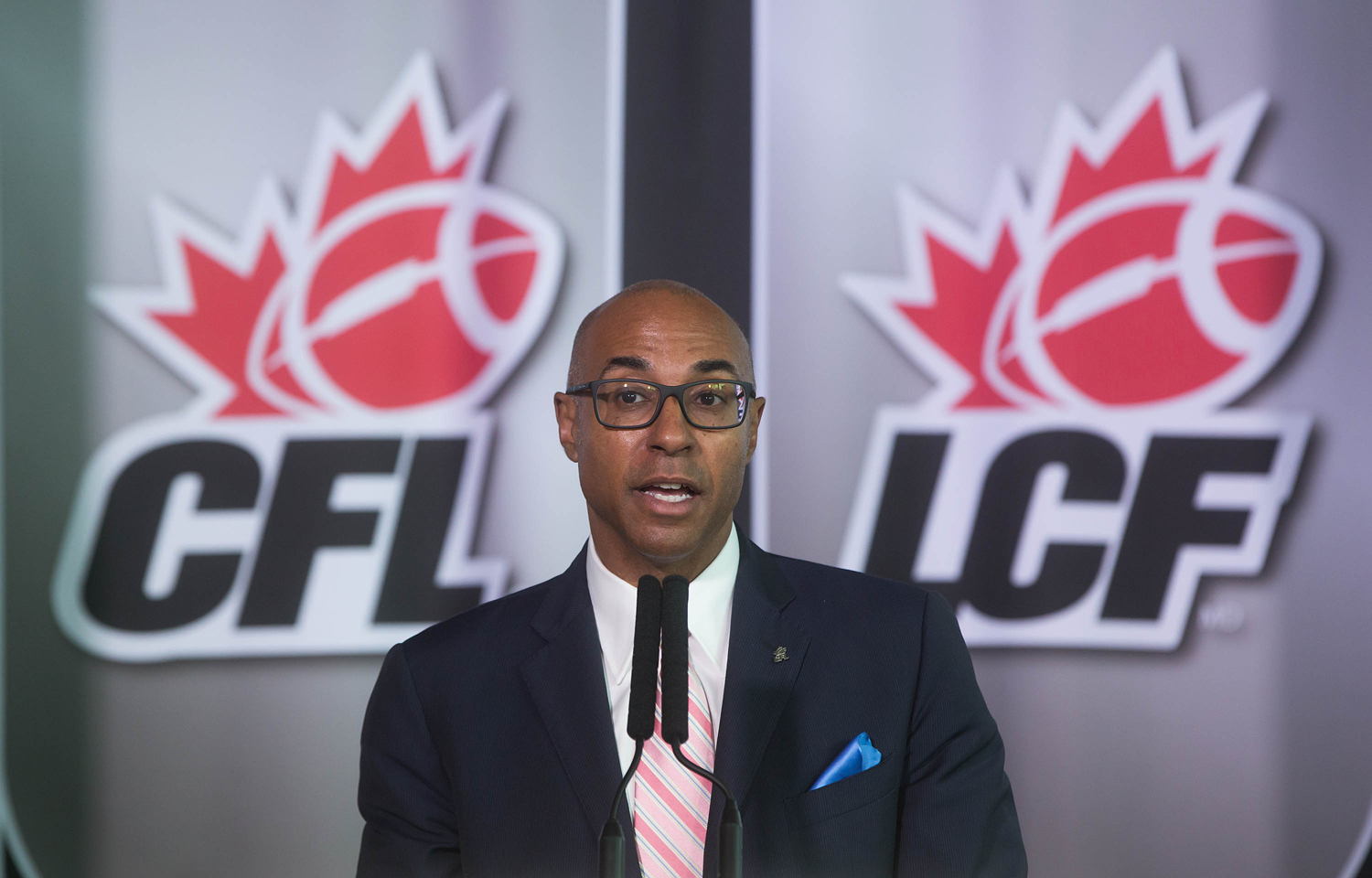 Le commissaire de la Ligue canadienne de football, Jeffrey L. Orridge présente la politique d’intervention en matière de violence faite aux femmes, à Vancouver, en Colombie-Britannique. 